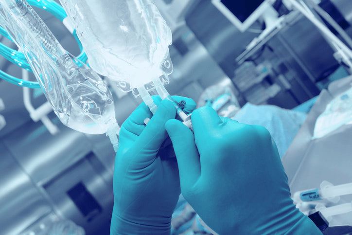 Infusieproducten zoals NaCl 0,9%, infuusnaalden, infuussets en toebehoren voor professioneel medisch gebruik.