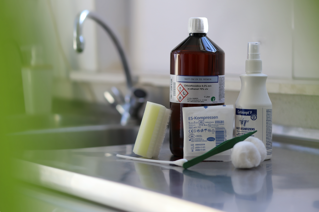 Verbandmiddelen onder andere kompressen pleisters huiddesinfectiemiddelen wattenstaafjes alcoholdoekjes