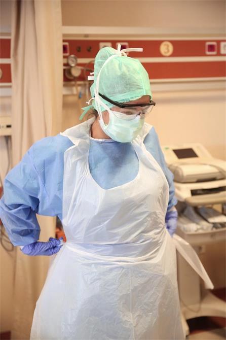 Witte wegwerpschort vloeistofdicht van Care and Serve, verpakking 100 stuks